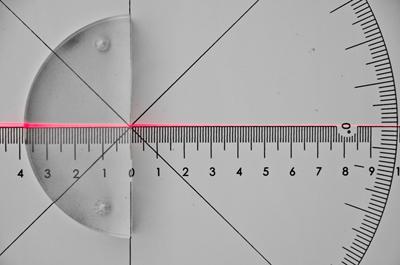 Pomiar wartości współczynnika załamania dla materiału, z którego jest wykonany półkolisty blok akrylowy – model płaskowypukłej soczewki grubej