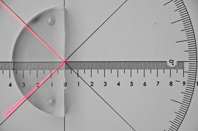 Pomiar wartości współczynnika załamania dla materiału, z którego jest wykonany półkolisty blok akrylowy – model płaskowypukłej soczewki grubej